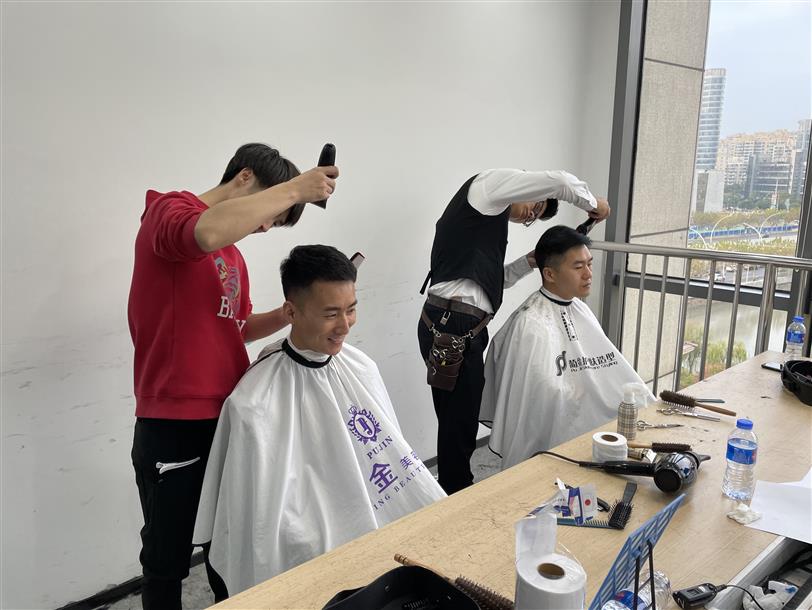 第二次理發(fā)便民服務(wù)圓滿(mǎn)結束