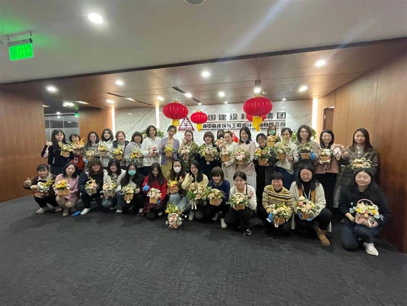 中森公司工會(huì )組織開(kāi)展“妙手插花迎新春 魅力巾幗展風(fēng)采”三八婦女節插花聯(lián)歡活動(dòng)